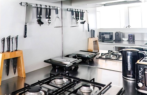 Darlinghurst Apartamento | Bright 2BR Pad with Scenic City-View, Gym & Pool