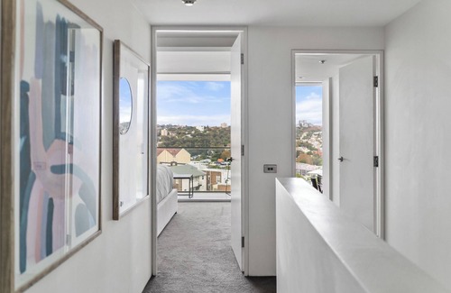 Darlinghurst Apartamento | Bright 2BR Pad with Scenic City-View, Gym & Pool