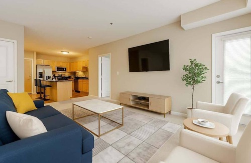 West Seventh Apartamento | Bright 2BR Stay | King and 2 Queens + FREE Parking