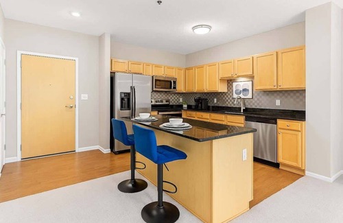 West Seventh Apartamento | Bright 2BR Stay | King and 2 Queens + FREE Parking