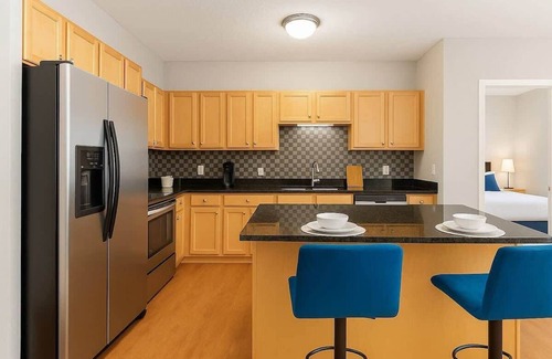 West Seventh Apartamento | Bright 2BR Stay | King and 2 Queens + FREE Parking