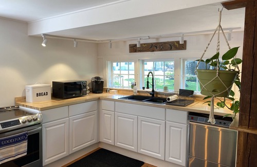 North Bennington Cabaña | Bright 3-Bedroom Historical Cottage w/ pool table