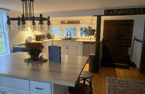 North Bennington Cabaña | Bright 3-Bedroom Historical Cottage w/ pool table
