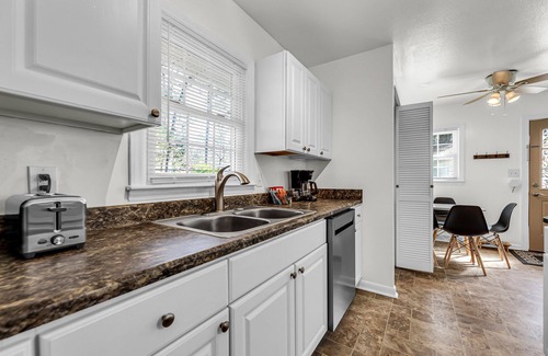 Chapel Hill Casa | Bright 3 bedroom House, near UNC Campus and Medical Centers!