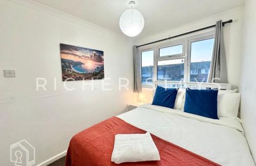 Tilbury Casa | Bright 3-Bedroom House, Driveway and Garden