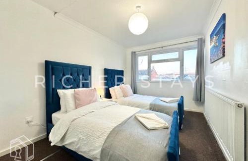 Tilbury Casa | Bright 3-Bedroom House, Driveway and Garden