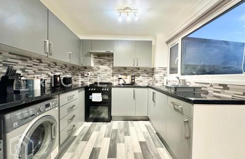 Tilbury Casa | Bright 3-Bedroom House, Driveway and Garden
