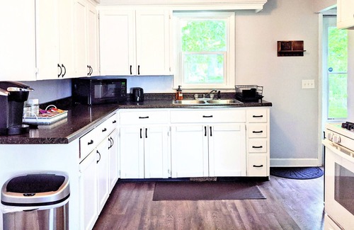 Portage Casa | Bright 3 BR on Cul-de-sac Conveniently located to Airport, Stryker, WMU, DT KZOO