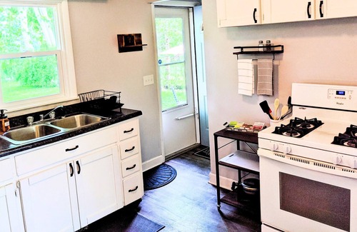 Portage Casa | Bright 3 BR on Cul-de-sac Conveniently located to Airport, Stryker, WMU, DT KZOO