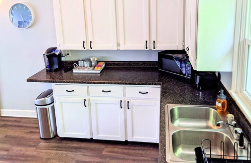 Portage Casa | Bright 3 BR on Cul-de-sac Conveniently located to Airport, Stryker, WMU, DT KZOO