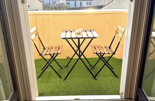 Voisins-le-Bretonneux Apartamento | Bright 3-room apartment with balcony 12 min from Versailles and 5 min from the Golf National!