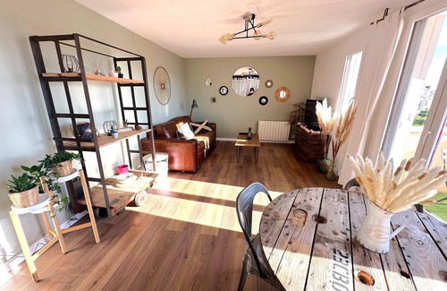 Voisins-le-Bretonneux Apartamento | Bright 3-room apartment with balcony 12 min from Versailles and 5 min from the Golf National!