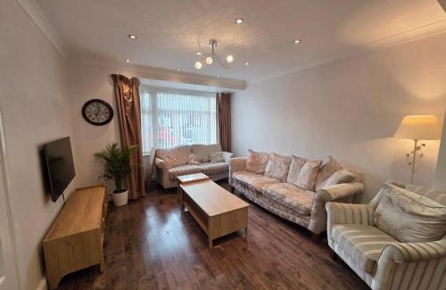 Barkingside Apartamento | Bright 3BD Family Home with Garden Barkingside