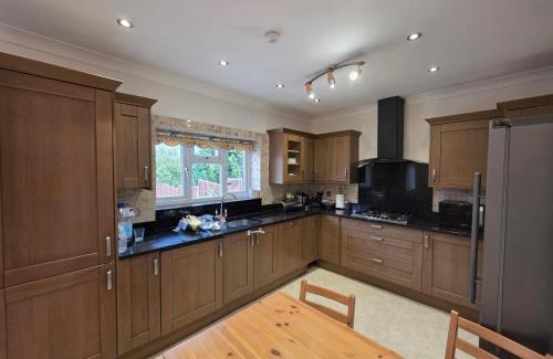 Barkingside Apartamento | Bright 3BD Family Home with Garden Barkingside