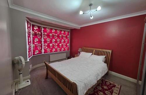 Barkingside Apartamento | Bright 3BD Family Home with Garden Barkingside