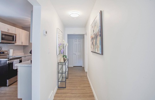 Niagara Falls Apartamento | Bright 3BDRM 1 min. from the Falls w/ Free Parking