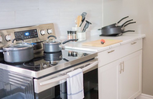 Niagara Falls Apartamento | Bright 3BDRM 1 min. from the Falls w/ Free Parking