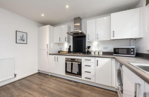 Maidstone Casa | Bright 4 Bedroom House-Sleeps 7-Parking-Nr Hospital-Contractors Stay