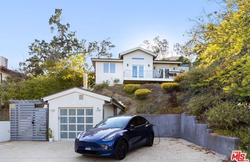 Westlake Village Casa | Bright 4 Bedroom Mountain View Home By Arts Plaza