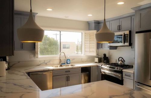 Marina Peninsula Apartamento | Bright 5 bdroom 3 bath w/Rooftop Deck by the Beach