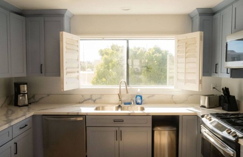 Marina Peninsula Apartamento | Bright 5 bdroom 3 bath w/Rooftop Deck by the Beach
