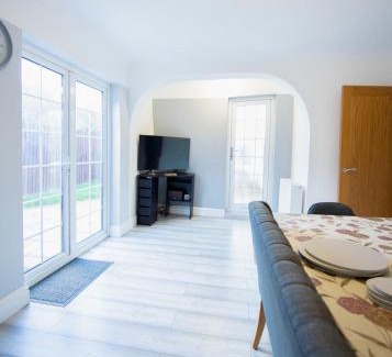 Ely Casa | Bright & Airy 4x Bed House with Parking
