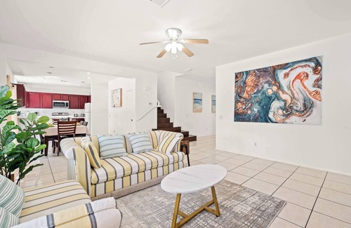 Moreno Valley Casa | Bright & Airy 5B Home Workspace & Outdoor Lounge