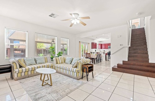 Moreno Valley Casa | Bright & Airy 5B Home Workspace & Outdoor Lounge