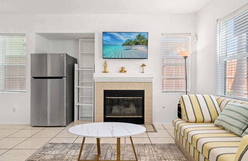 Moreno Valley Casa | Bright & Airy 5B Home Workspace & Outdoor Lounge