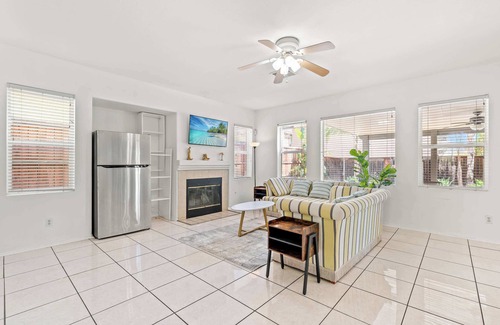 Moreno Valley Casa | Bright & Airy 5B Home Workspace & Outdoor Lounge