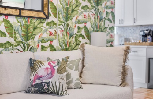 Flamingo Parks Apartamento | Bright & Airy Apartment on Flamingo Dr