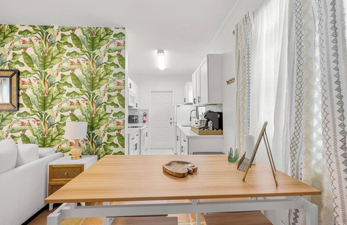 Flamingo Parks Apartamento | Bright & Airy Apartment on Flamingo Dr