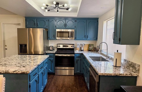 Fresno Casa | Bright & Airy Family Retreat 3 bedroom 2 bathroom
