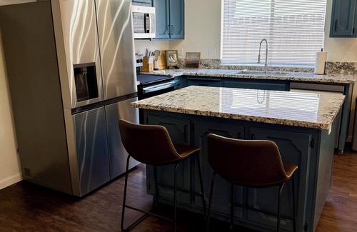 Fresno Casa | Bright & Airy Family Retreat 3 bedroom 2 bathroom
