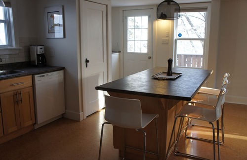 Charlottetown Apartamento | Bright, Airy Flat in Downtown Century Home