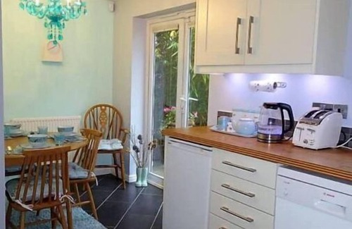Watford Casa | Bright, airy room commuting distance to London 1 bedroom and 1 bathroom only