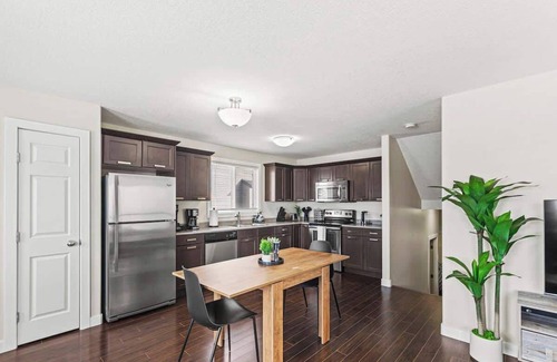 Grande Prairie Apartamento | Bright & Airy Suite | Free WIFI | Smart TV & More