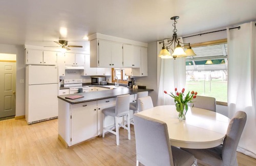 Algoma Casa | Bright Algoma Home 1 Mi to Lake Michigan!
