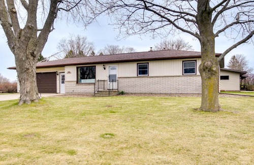 Algoma Casa | Bright Algoma Home 1 Mi to Lake Michigan!