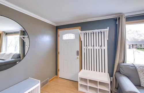 Algoma Casa | Bright Algoma Home 1 Mi to Lake Michigan!
