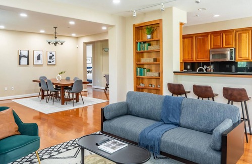 Dublin Casa | Bright and Airy 3BR with Jacuzzi Tub in Dublin