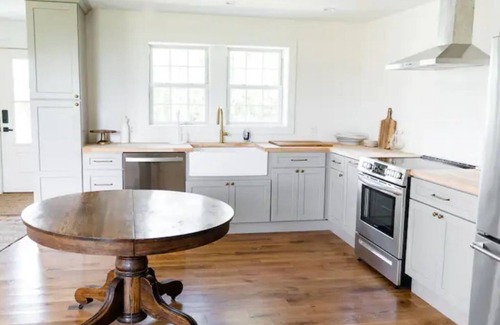 Manlius Casa | Bright and Airy 5 Bedroom Farmhouse w/sunset views