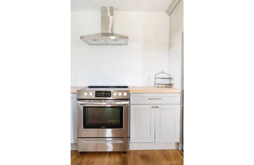 Manlius Casa | Bright and Airy 5 Bedroom Farmhouse w/sunset views