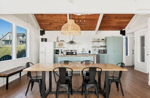 Oregon Coast Casa | Bright and Airy Beachfront Bungalow w/hot tub overlooking Haystack rock!