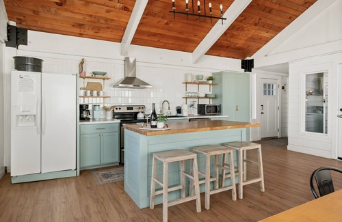 Oregon Coast Casa | Bright and Airy Beachfront Bungalow w/hot tub overlooking Haystack rock!