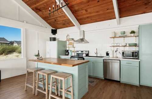 Oregon Coast Casa | Bright and Airy Beachfront Bungalow w/hot tub overlooking Haystack rock!