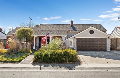 Arden-Arcade Cabaña | Bright and Airy, Garden Retreat near Cottage Park. Pet Friendly.
