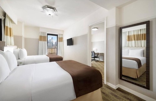 Garment District Hotel | Bright and Airy Hotel Room at the Heart of NYC’s Energy and Buzz