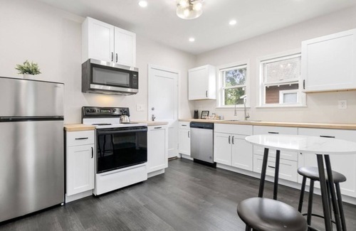 St. Elizabeth's Apartamento | Bright and Airy newly renovated, 2 bedroom apartment with office!