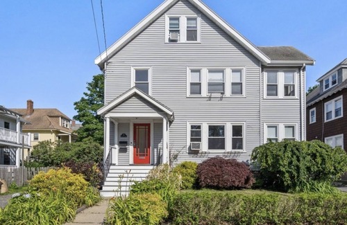 St. Elizabeth's Apartamento | Bright and Airy newly renovated, 2 bedroom apartment with office!